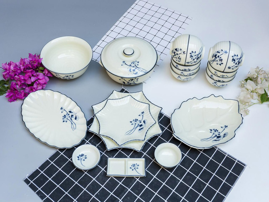 Bộ bát đĩa Bát Tràng men kem vẽ sen lam 15 món