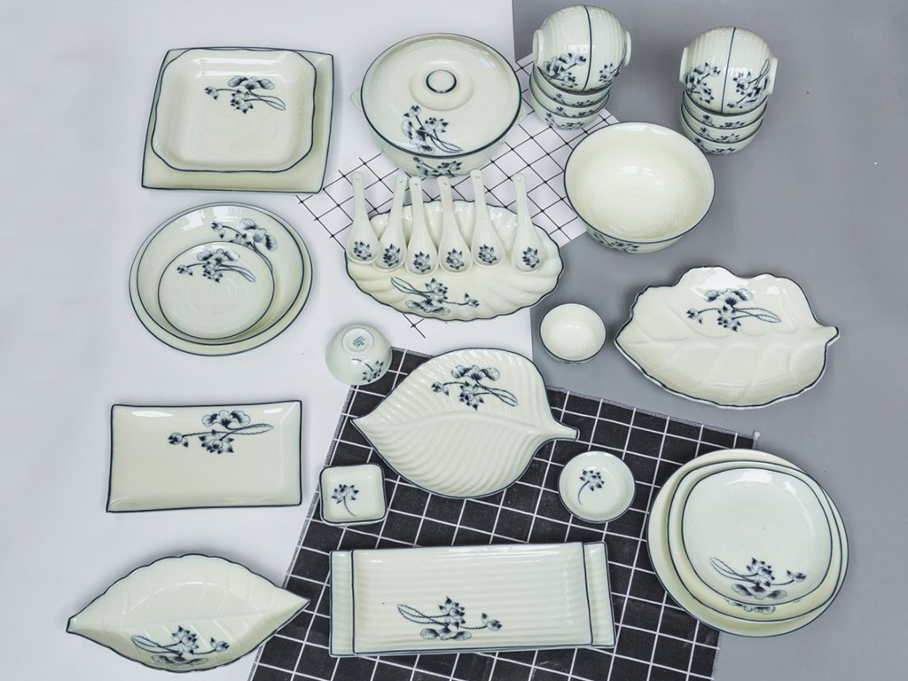 Bộ bát đĩa Bát Tràng men kem vẽ sen lam 37 món