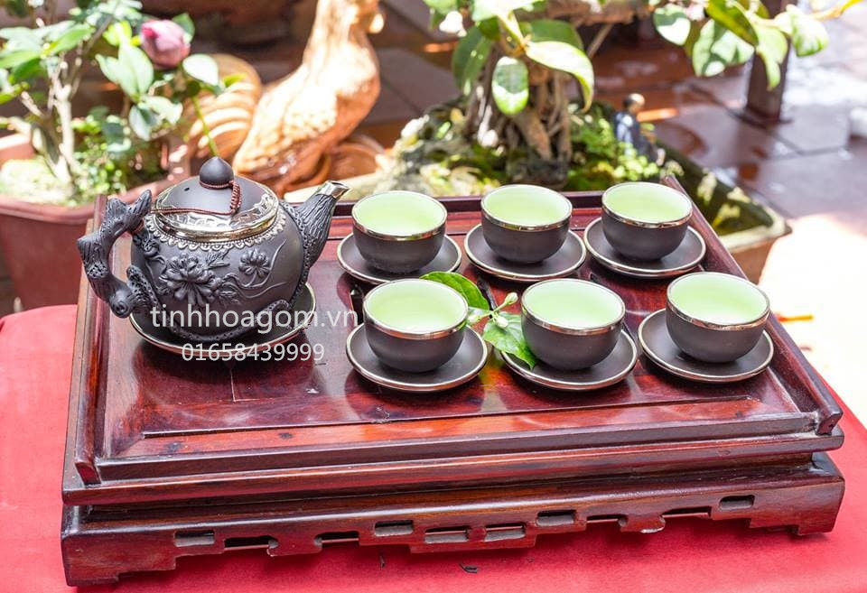 Ấm chén tử sa đắp nổi hoa phù dung, bọc đồng