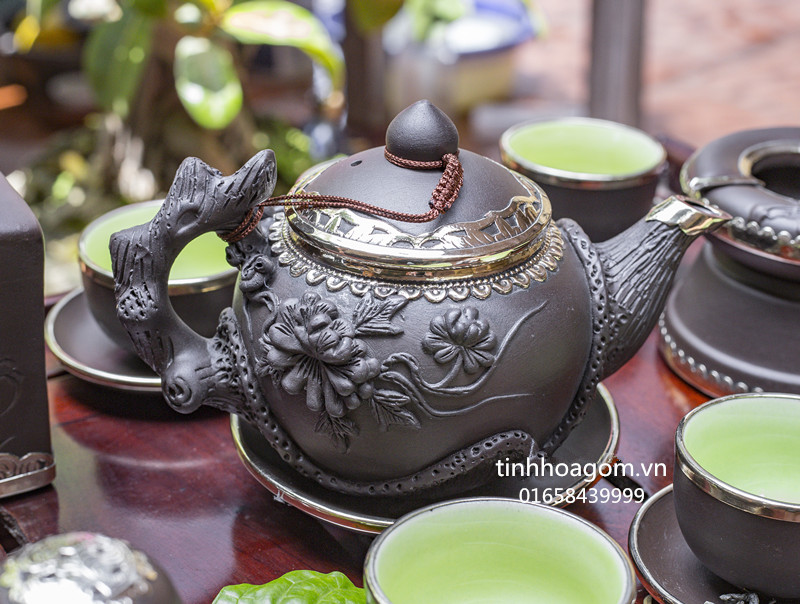 Ấm chén tử sa đắp nổi hoa phù dung, bọc đồng